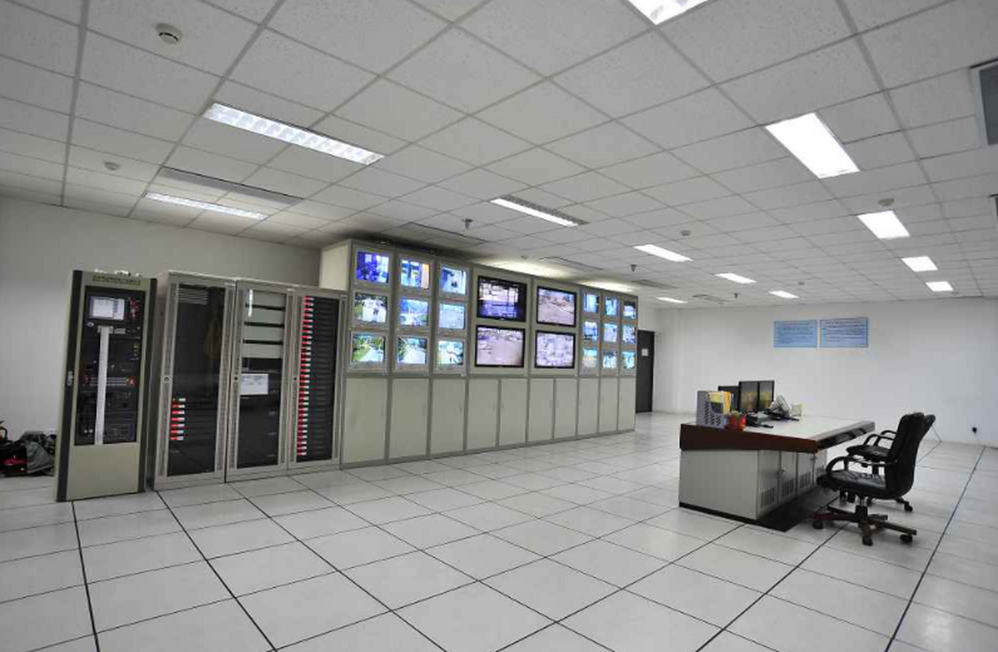 安防監(jiān)控機房工程施工包括以下步驟: